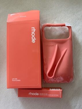 iPhone 17 pro max case with lipgloss in color Peach Pit